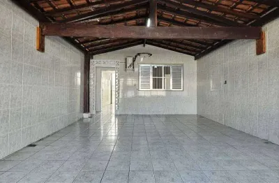 Excelente casa geminada com 02 dormitórios no bairro vila mirim em praia grande!