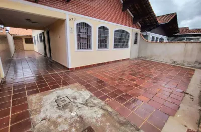 Excelente casa  térrea isolada com 02 dormitórios, sendo 01 suíte, amplo quintal perfeito para quem tem pets ou gosta de plantas, com vaga para 06 veículos, 01 edícula com 02 comôdos e banheiro, ideal