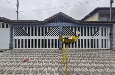 Excelente casa de condomínio com quintal privativo para locação no parque das américas.