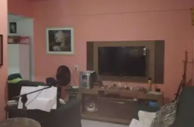 Excelente casa de 01 dormitório, 02 vagas de garagem e ampla edícula. o imóvel está localizado no vilamar na vila caiçara, bairro que vem recebendo e cada vez mais investimentos na infraestrutura, pro