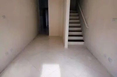 Excelente sobrado de condomínio com 02 dormitórios, 01 banheiro social, 01 lavabo e quintal privativo. o imóvel está localizado no jardim melvi, bairro que vem se valorizando através de recentes inves