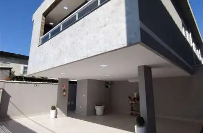 Excelente casa de condomínio sobreposta baixa com 02 dormitórios e quintal privativo. o imóvel está localizado no ribeirópolis, bairro que tem recebido muita valorização através de recentes investimen