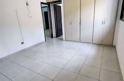 Excelente ponto comercial em localização estratégica, ideal para lojas, escritórios, clínicas ou consultórios, o imóvel possui 06 salas bem distribuidas e 04 banheiros. o imóvel está localizado na vil