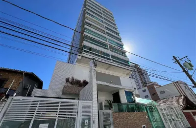 Excelente apartamento de 02 dormitórios, sendo 01 suíte, sacada gourmet com churrasqueira, 02 vagas de garagem e lazer completo. O imóvel está localizado no Canto do Forte, bairro que se destaca por t