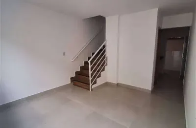 Sobrado de condomínio com 02 dormitórios no bairro nova mirim em praia grande!