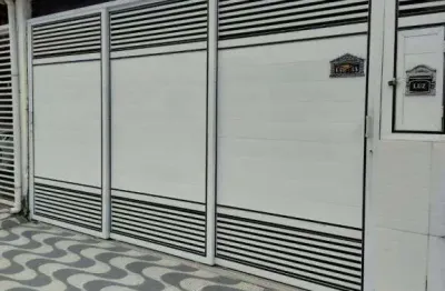 Excelente casa geminada de 02 dormitórios, sendo 01 suíte, 02 vagas de garagem piscina e churrasqueira. o imóvel está localizado na cidade ocian, bairro mais tradicional de praia grande, localização q