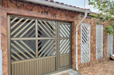 Excelente casa de 01 dormitório com 01 vaga de garagem. o imóvel está localizado na vila caiçara, bairro que vem recebendo e cada vez mais investimentos na infraestrutura, proporcionando mais comodida