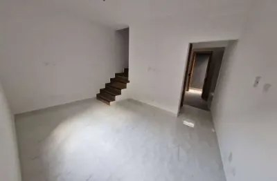 Lindo sobrado de condomínio com 2 dormitórios na praia grande!