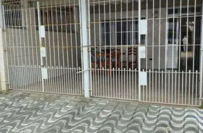 Excelente casa geminada de 02 dormitórios, sendo ,1 suíte, 02 vagas de garagem e edícula. o imóvel está localizado na cidade ocian, bairro mais tradicional de praia grande, que se destaca pelo comérci