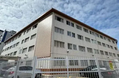 Ótima kitnet com 1 dormitório, 1 banheiro, 1 vaga, frente rua vista livre, ficam moveis fixos, valor somente á vista. o imóvel está localizado no boqueirão, um dos bairros mais procurados por turistas