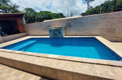 Excelente casa com 04 dormitórios, sendo 03 suítes, 03 vagas de garagem, piscina e amplo espaço com churrasqueira. o imóvel fica em mongaguá localização tranquila, proporcionando dias de descanso com 