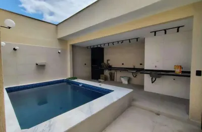 Excelente casa de alto padrão reformada com 3 dormitórios, sendo 01 suíte, ampla sala integrada com a cozinha, 04 vagas de garagem, área gourmet com churrasqueira e piscina aquecida.  o imóvel está lo