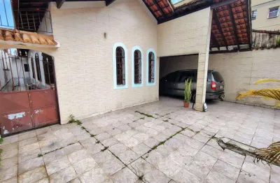 Excelente casa de 02 dormitórios, 02 banheiros, 02 salas, 03 vagas  de garagem, amplo espaço para deposito ou edícula. o imóvel está localizado na vila caiçara, bairro que vem recebendo e cada vez mai