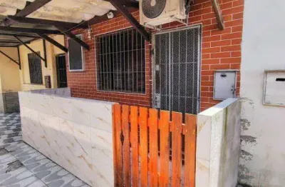 Excelente casa de condomínio tipo bangalô. o imóvel está localizado na vila caiçara, bairro que vem recebendo e cada vez mais investimentos na infraestrutura, além de ter o terceiro maior comércio de 