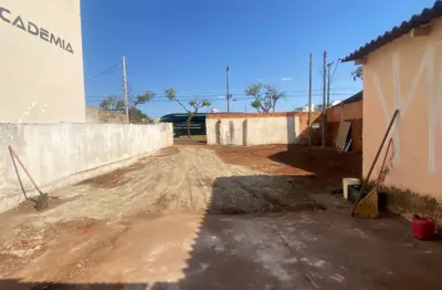 Terreno comercial em avenida movimentada com duas casas e duas entradas ideal para oficina ou lava rápido