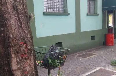 Locação de Casa na rua Padre Chico com 2 dormitórios, 2 banheiros, espaço para 1 moto, localizado a 1 quarteirão da futura estação Sesc-Pompéia da linha 6 laranja.
