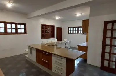 Casa espaçosa com 6 dormitórios, moradia ou clinica de beleza e estética!