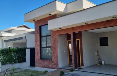 Casa térrea em condomínio fechado com 03 dormitórios