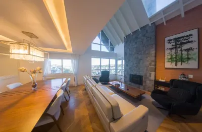 Triplex com 04 suítes, confortável, semimobiliada no centro de gramado