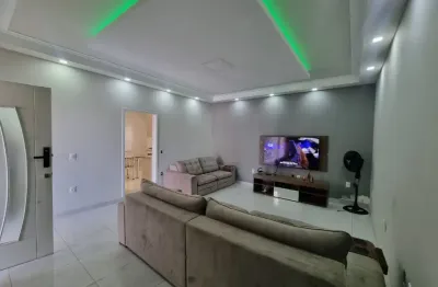 Casa em condomínio fechado com 03 dormitórios amplos