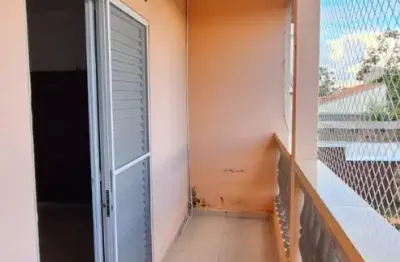 Casa sobrado em condomínio com 02 dormitórios, amplo quinta e bem localizado