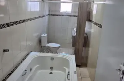 Casa sobrado em condomínio com 02 dormitórios, amplo quinta e bem localizado