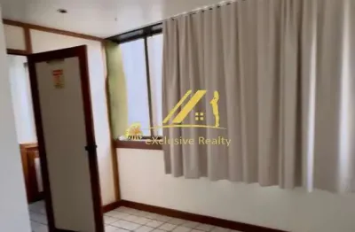 Aluga-se sala comercial, mobiliada, 35m2 no centro empresarial joventino silva, uma das melhores localizações do itaigara. possui 1 vaga de garagem.