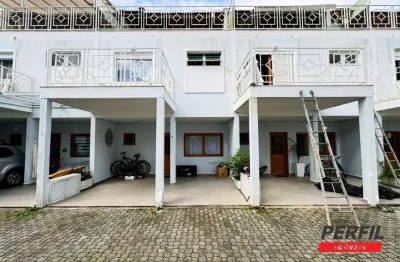 Sobrado em condomínio fechado com 4 dormitórios - 200m²