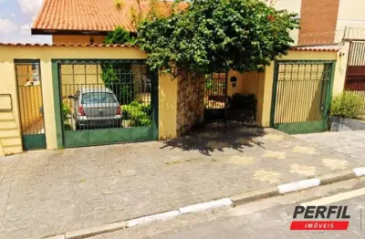 Casa assobradada com 03 dormitórios com 01 suíte e 05 vagas.