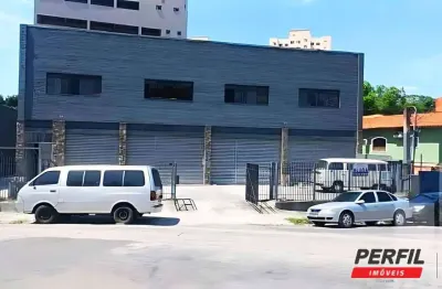 Salão comercial primeiro andar, com 390m² de área com 02 banheiros duplos