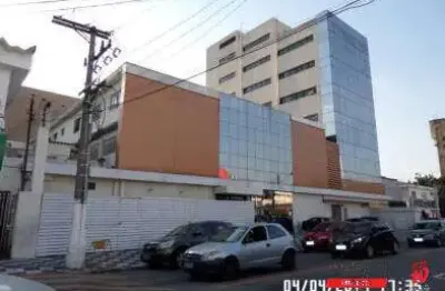 Prédio comercial com 4.258m² de área construída, 80 leitos