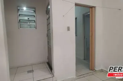 Casa térrea (fundos) para locação com 2 cômodos jd. roberto – osasco