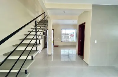 Sobrado Amplo com 3 quartos 3 banheiros 2 vagas no Ipiranga, São José