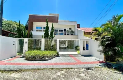 Casa com 3 dormitórios e 4 banheiros em Coqueiros, Florianópolis.