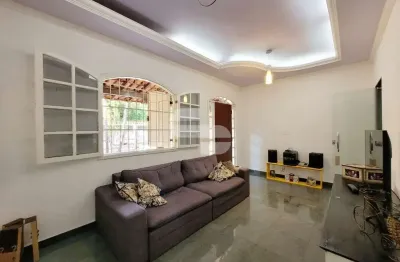 Casa com 4 quartos à venda na rua pirapetinga, 1, vila cristina, betim por r$ 680.000