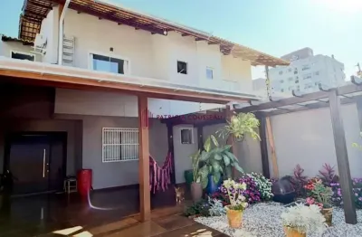 Sobrado geminado no centro de navegantes com 4 dormitórios sendo 1 suíte - patri