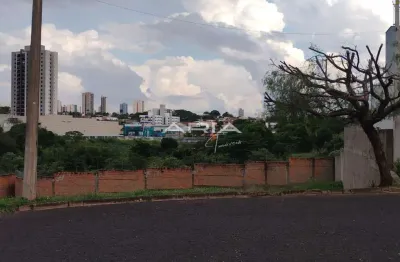 Terreno à venda na Rua Botucatu, Parque Laranjeiras, Araraquara