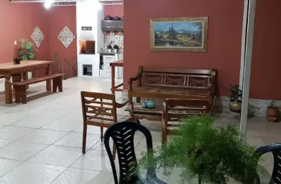 Vendo excelente casa triplex com 300m² ,  centro de nilopolis , rua da secretaria de segurança,  no terreo possui uma casa independente  de 2 quartos , raridade  !!!!