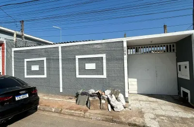 Caso assombrada 
2 domitorios ,3 banheiros 
sala ,cozinha , 3 autos ,pis