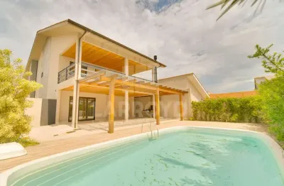 Casa alto padrão com piscina no bairro santo antônio de pádua.
