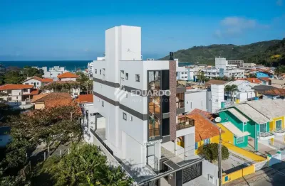 Cobertura à venda em bombinhas – 2 suítes, 81m² privativos, rua palmiteiro.