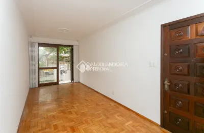 Apartamento com dois quartos, suíte, térreo com água quente. boa posição solar