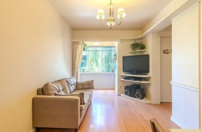 Apartamento 2 quartos, semi mobiliado, frente,l sacada integrada e 1 vaga de garagem escriturada.