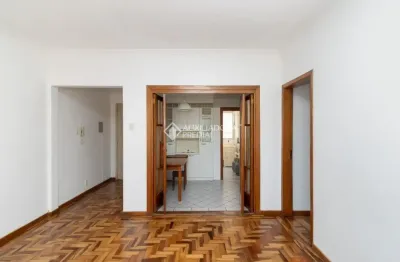 Apartamento dois quartos, reformado, junto ao parcão moinhos de vento