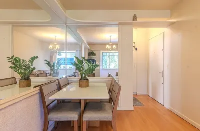 Apartamento 2 quartos, semi mobiliado, frente,l sacada integrada e 1 vaga de garagem escriturada.