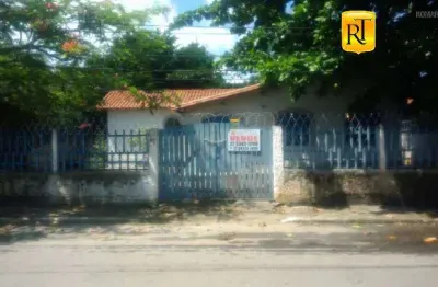 Casa com amplo espaço para investimento e lazer em local privilegiado