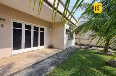 Casa espaçosa à venda próxima a lagoa no coqueiral, araruama/rj
