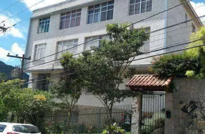 Apartamento térreo com 02 quartos, sala com jardim de inverno, banheiro social, cozinha, área de serviço, banheiro de empregada e garagem.