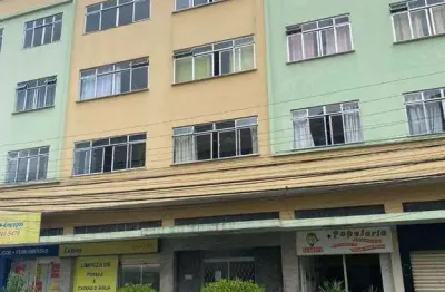 Apartamento 02 quartos, sala, banheiro social, cozinha (com armários), área de serviço, dependências de empregada e elevador.