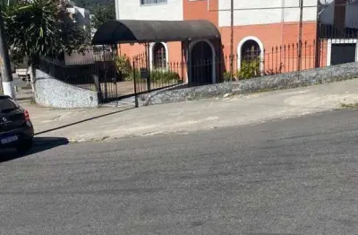 Loja com salão grande, hall com banheiro social, cozinha, área e depósito.